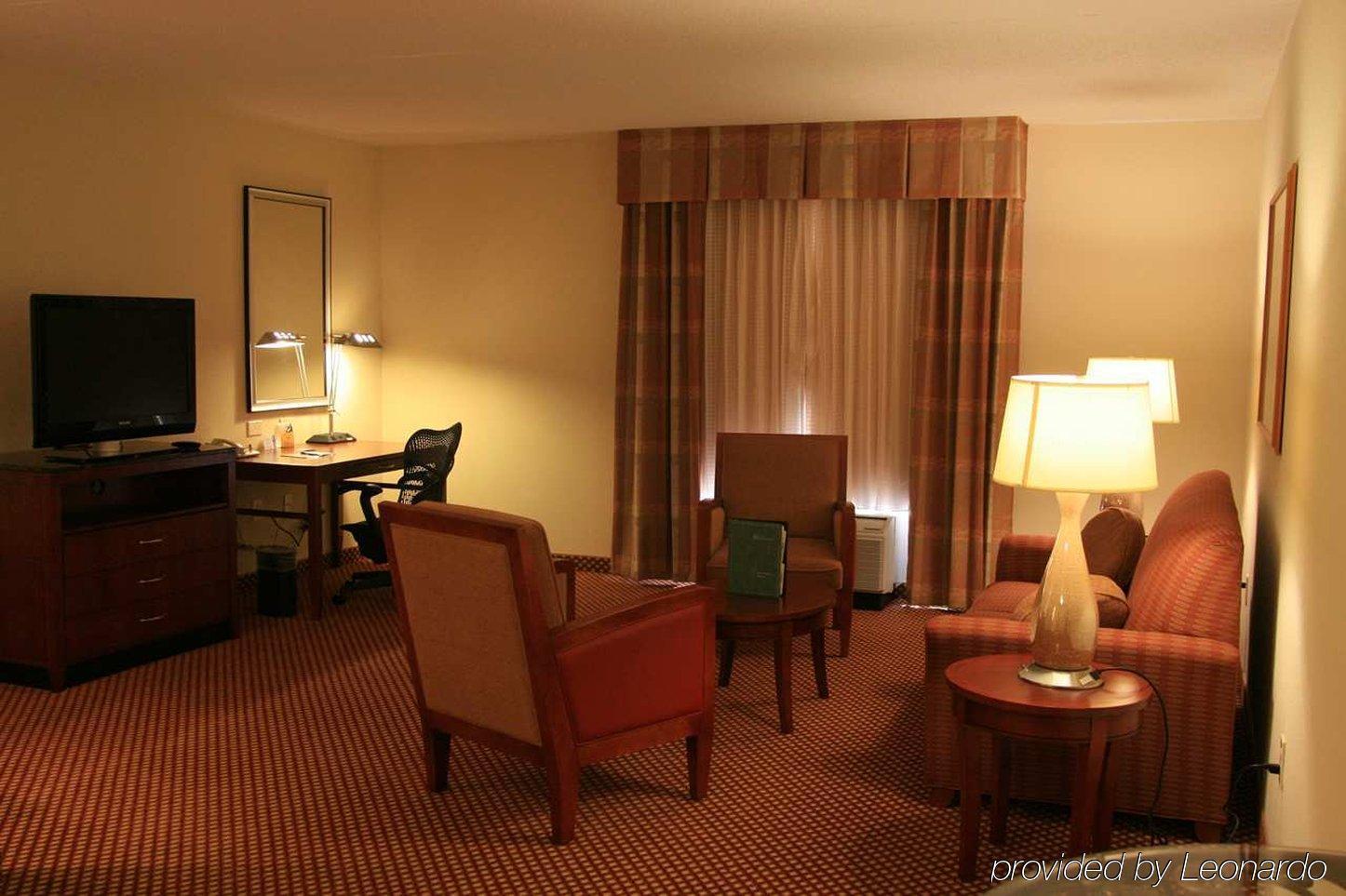 Hilton Garden Inn Raleigh Capital Blvd I-540 Номер фото